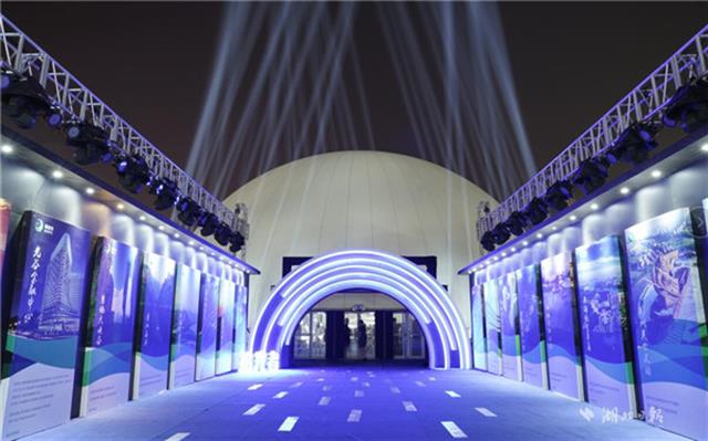 ӛ���ڬF��(ch��ng)�������W(w��ng)����������һ��(g��)ռ����e1000ƽ���׵ľ��������Ȳ������Д��_������ͶӰ�x����X��������������ͬ����Ͷ�䮋(hu��)�������ּ��g(sh��)�Y�Ϲ�Ӱ�ֶ����Ї����30��l(f��)չ�v���SȻ��ǰ��